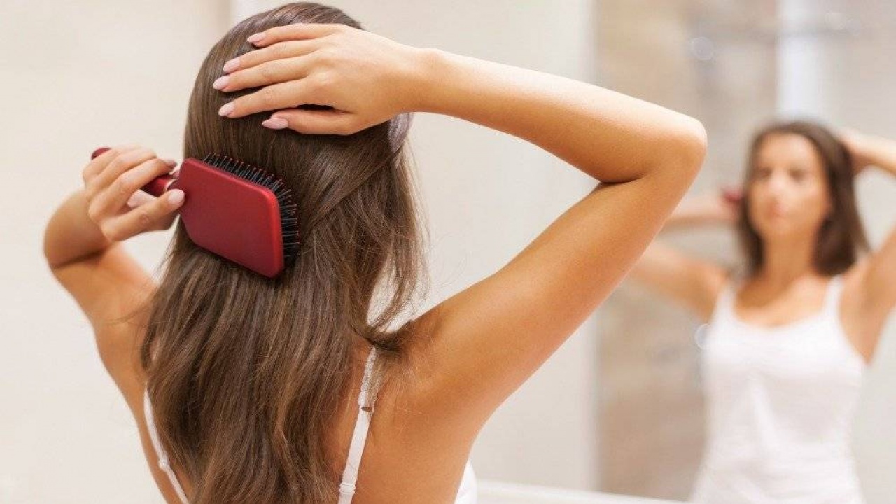 3 ventajas de cepillarse el pelo a diario que no deberías pasar por alto |  Salon Secret