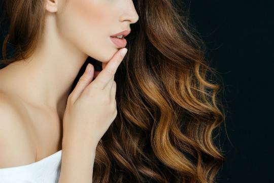 ¿Balayage en pelo oscuro? Toda la inspiración que necesitas