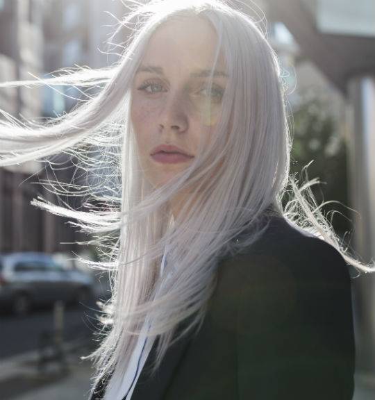 ¿Pensando en teñirte de gris? 3 looks ganadores 