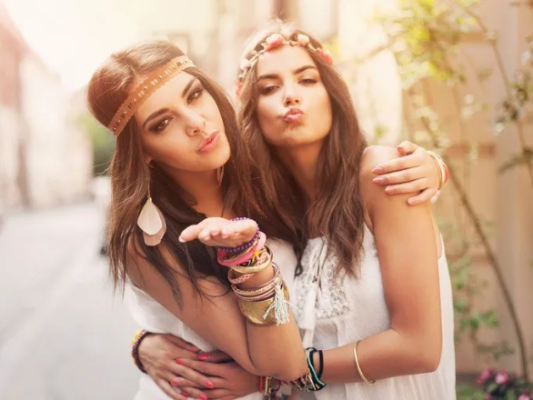 7 peinados hippies de mujer para este 2023